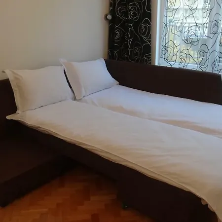 Art & Vintage Flat, Next To Ndk Apartment